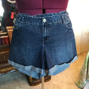 Ladies Size 20 amethyst jean shorts!